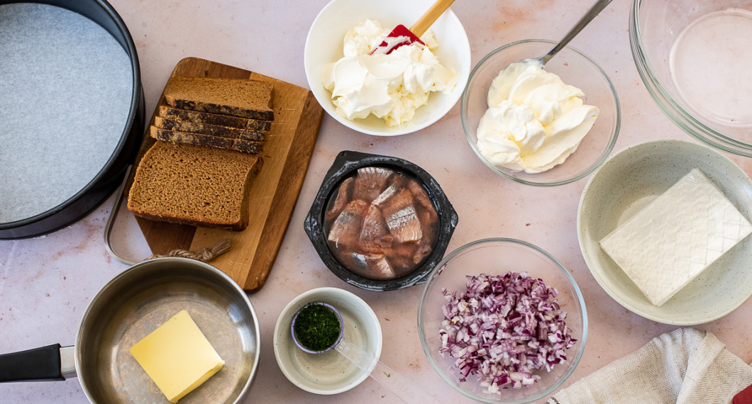 Till matjestårtan behöver du kavring, smör, dill, matjessill, färskost, crème fraiche, rödlök och gelatinblad. 