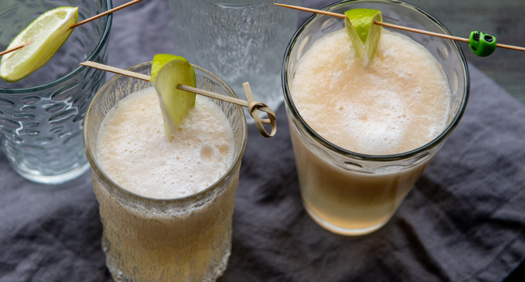 Häll upp i glas och garnera med en klyfta lime och/eller melon. 