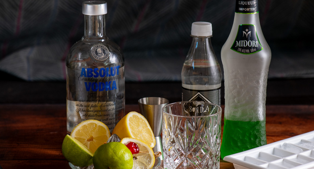 Till drinken behöver du vodka, citron, lime, is, club soda och midori melonlikör. 