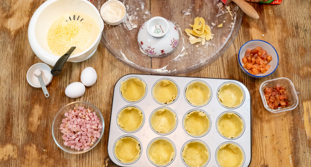 Pajdegen i muffinsplåten förgräddas i 10 minuter och sedan fyller man med önskad fyllning samt äggstanning. 