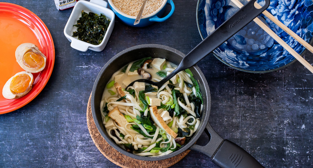 Tofu, wakame sjögräs, kirskål, ramslök och shiitake svamp får koka med buljongen någon minut sedan tillsätts kokta nudlar. 