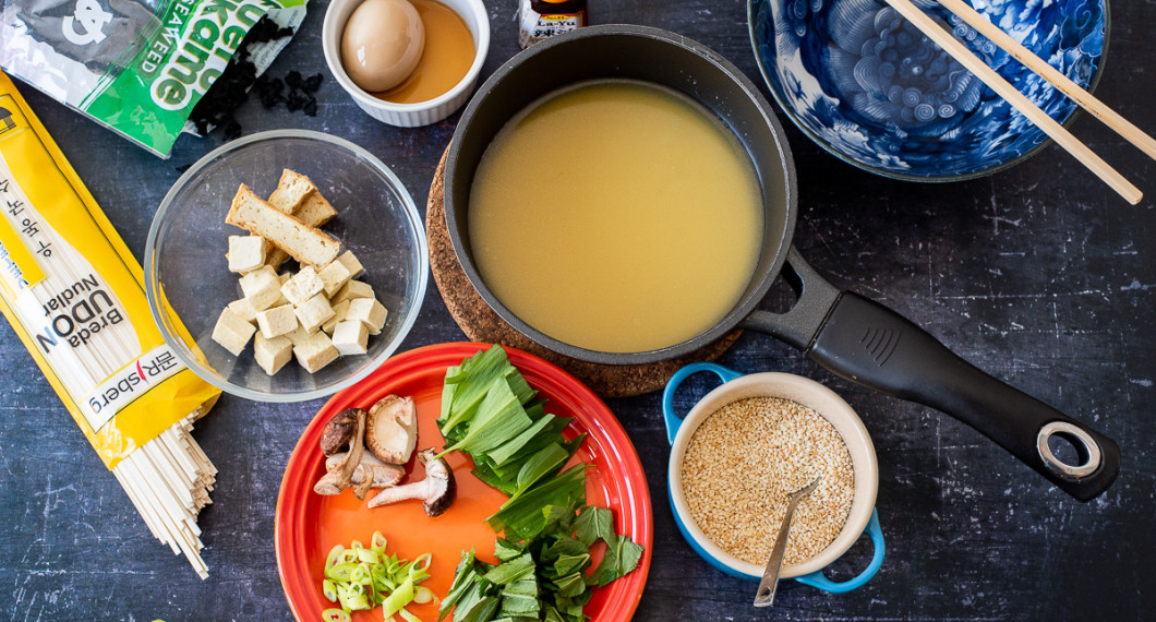 Ingredienser till en portion misoramen: Udonnudlar, naturell tofu, friterad tofu, wakame sjögräs, sojamarinerat ägg, chiliolja, misosoppa eller buljong med misopasta, shiitake, kirskål, ramslök, salladslök, sesamfrön och sesamfrön. 