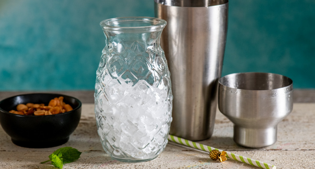 Muddla myntablad försiktigt med rom i botten på en shaker. Tillsätt övriga ingredienser och 6 isbitar. Skaka samt sila upp i högt longdrink glas - tikiglas - fyllt till hälften med krossad is.