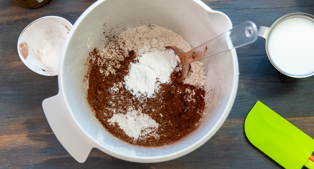 Mät upp vetemjöl, kakao, vaniljsocker, bakpulver och salt i en bunke. 