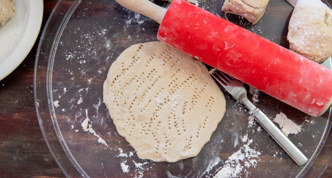 Dela degen i 8 delar och kavla ut till runda platta bröd ca 15-20 cm diameter samt nagga hål med en gaffel. 