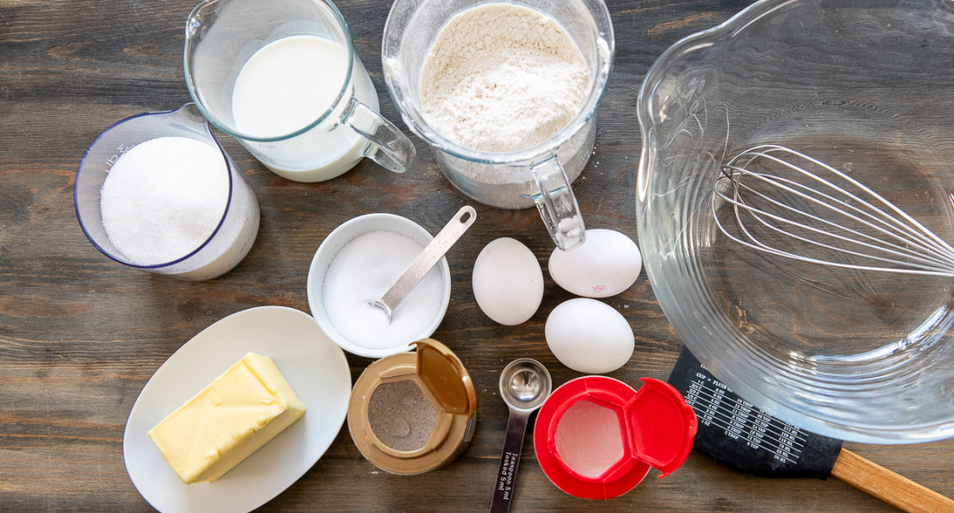 Till muffins behöver du smör, socker, mjölk, salt, vaniljsocker, vetemjöl, ägg och bakpulver. 