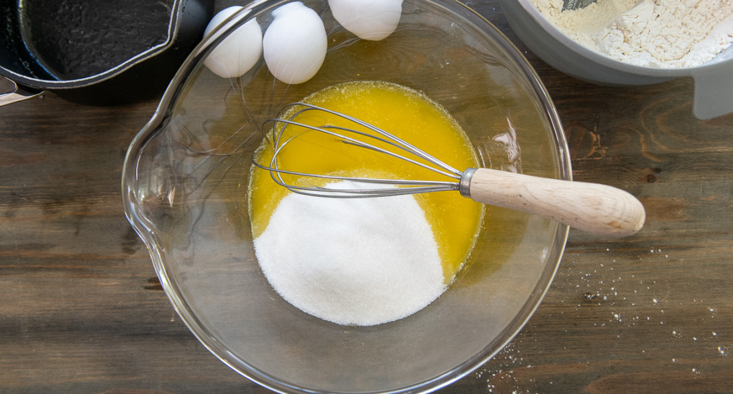 Tillsätt socker och vaniljsocker. Blanda. 