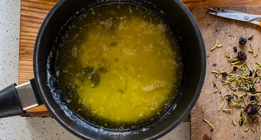 Smält smöret och låt svalna något. 