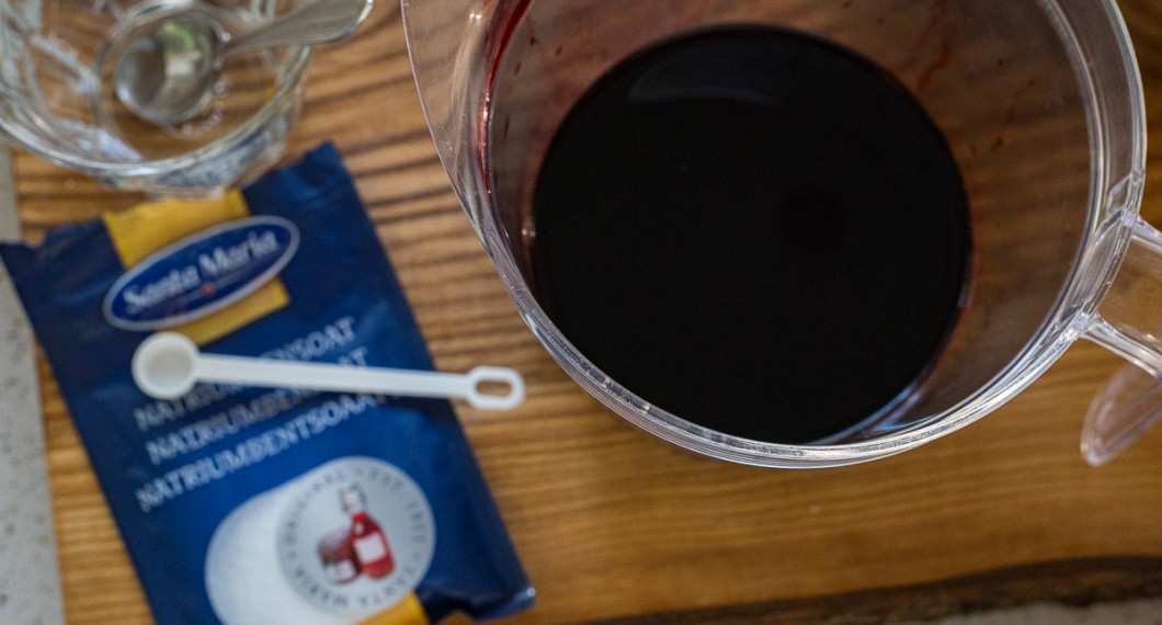 Vill du ha en hållbar saft tillsätter du natriumbensoat enligt paket. 