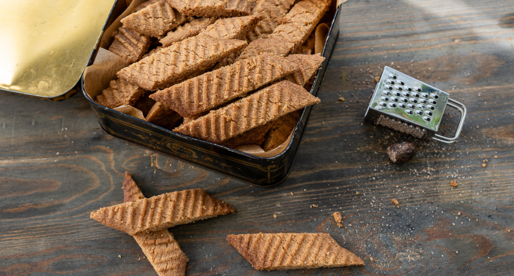En burk kryddiga och knapriga muskotsnittar smaksatta med riven muskot och kanel. 