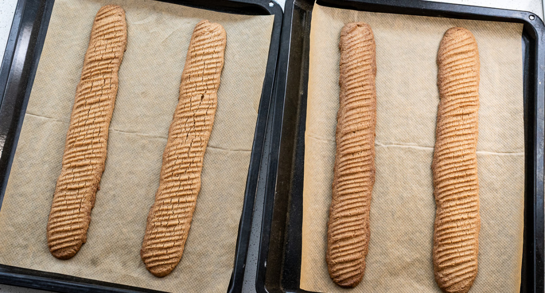 Grädda mitt i ugnen på 200 grader vanlig ugn i 15-20 minuter till fin färg. Byt gärna plats på plåtarna efter halva tiden. 