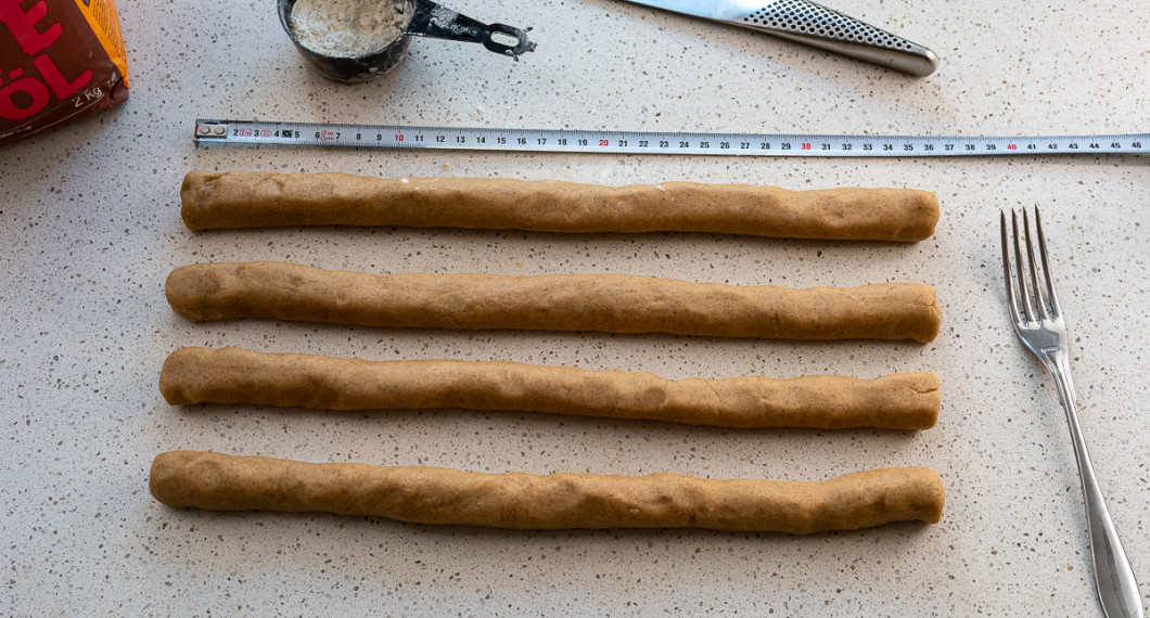 Rulla ut till längder på ca 35-36 cm. 
