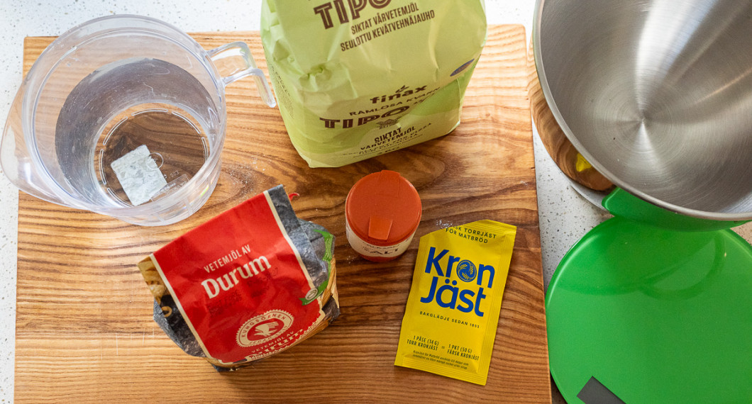 Till pizzadegen behöver du vatten, durumvetemjöl, salt, Tipo-00 vetemjöl (pizzamjöl) samt torrjäst eller färsk jäst. 