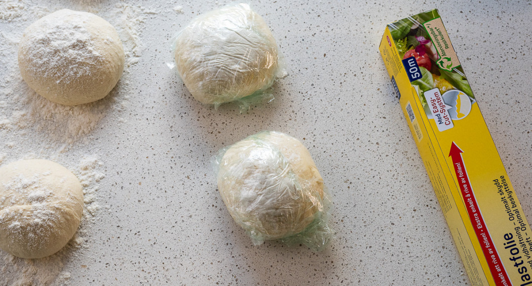 Degbollarna kan slås in i plastfolie och frysas in. De du ska använda får jäsa. 