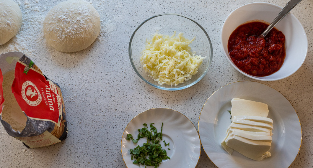 Förbered toppings du vill ha på. Värm pizzaugnen till 300-400 grader eller vanlig ugn på max. 