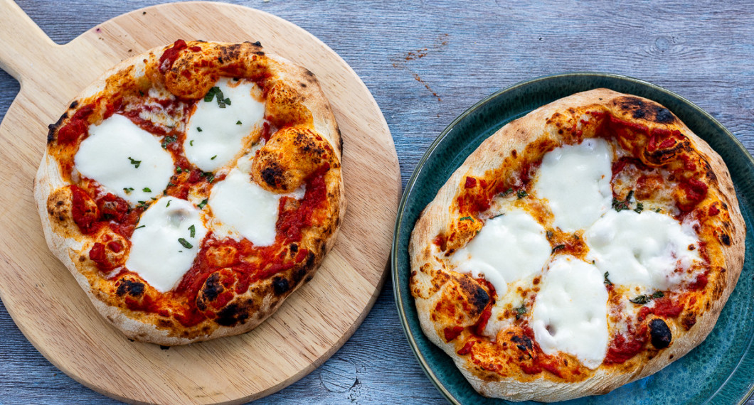 Grädda pizzan i pizzaugnen eller vanlig ugn till fin färg. 
