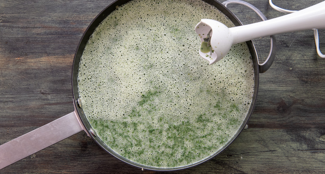 Mixa soppan grovt med stavmixer. 