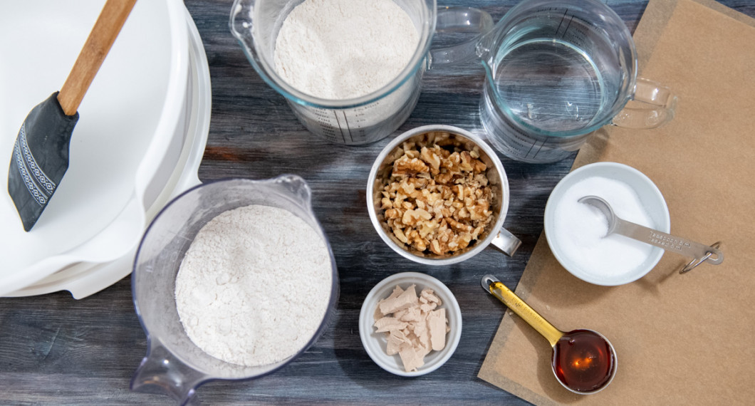 Ingredienser till valnötsfrallorna: rågsikt, vetemjöl, valnötter, jäst, vatten, salt och honung. 