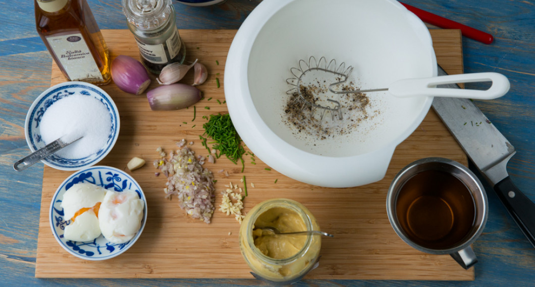 Ingredienserna till Nobissås. Äggen koks bara 2 minuter så att äggulorna är lösa - de används sedan att binda ihop såsen med oljan till en majonnäs. 