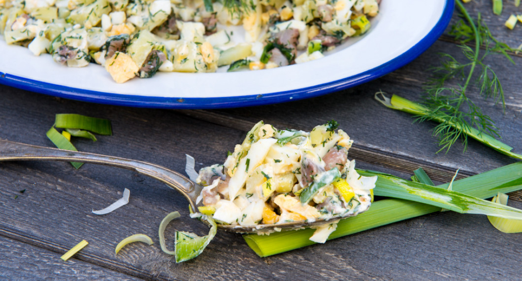 Nubbesallad med kokt ägg, ansjovis, kaviar, potatis och dill. 