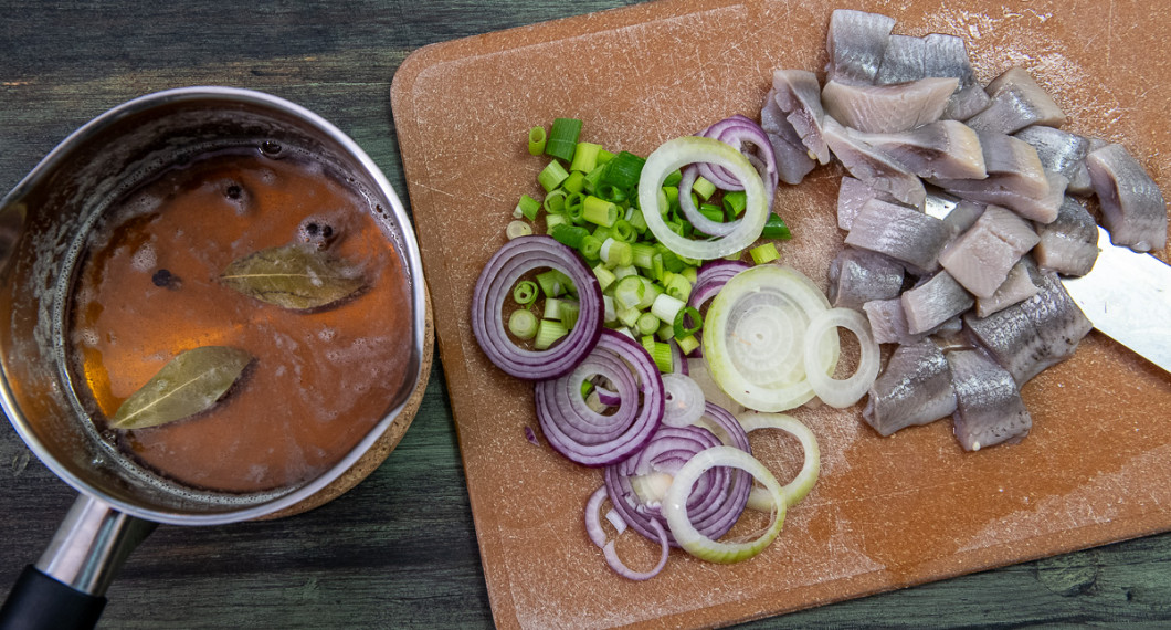 Koka upp lagen av öl, socker och ättika samt kryddor. Låt kallna. Skala och strimla löken. 