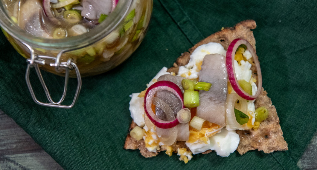 Förutom att servera till julbord, påsk och midsommar passar sillen på sillmacka med knäckebröd och ägg. 