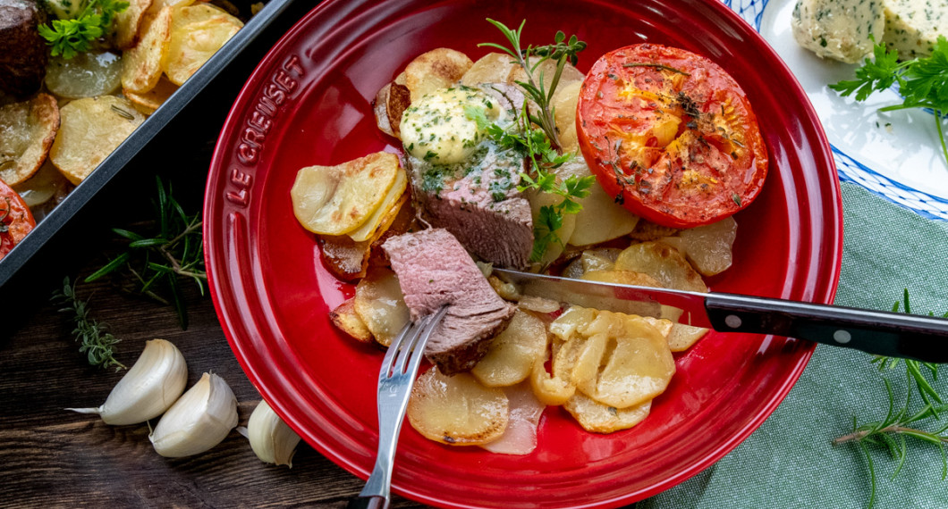 Oxfilén stekt medium till well toppad med vitlökssmör och serverad med potatisen och tomathalva. 