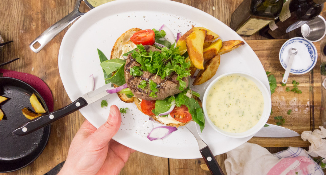 Grillad eller stekt oxfilé på Levain-bröd eller surdegsbröd med babyspenat, tomat, rödlök och hackad persilja serverad med hemgjord Bearnaisesås och knapriga klyftpotatis. 