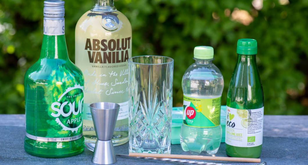 Till drinken behöver du äppellikör som Sourz Apple, vaniljvodka som Absolut Vanilia, is, lime och fruktsoda. 