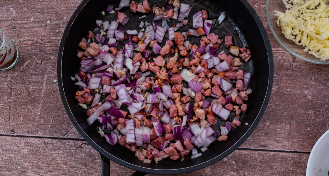 Fräs bacon och tillsätt rödlök, vitlök samt chiliflakes. 