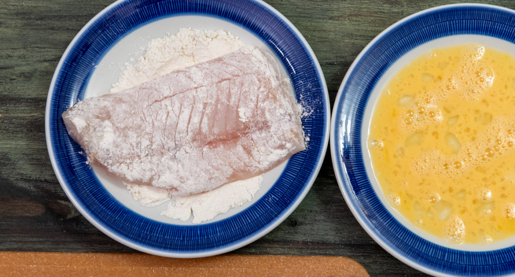 Torka fisken torr med papper. Vänd fiskfiléerna i vetemjöl blandat med salt och peppar. 