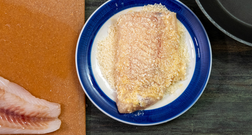 Vänd sist i ströbröd eller panko runt om. 