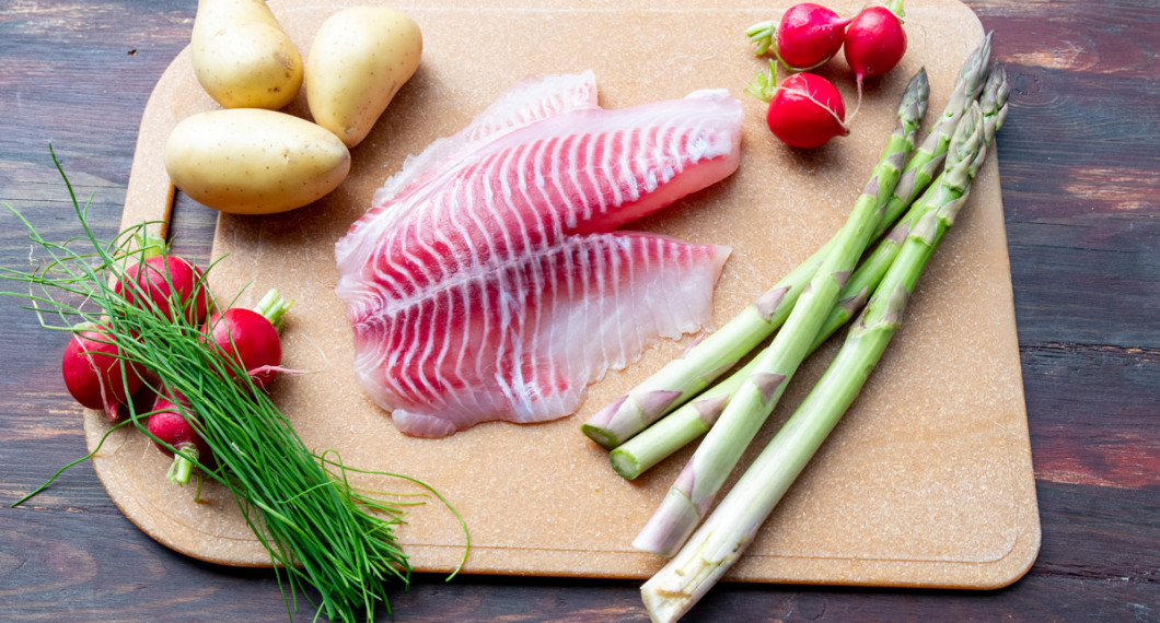 Några av ingredienserna till fisken: rädisor, potatis, rödstrimma och sparris. 