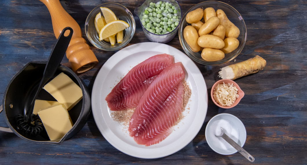 Ingredienser till fisken: Rödstrimma, grahamsmjöl, smör, vitpeppar, citron, gröna ärtor, delikatesspotatis, pepparrot och salt.  