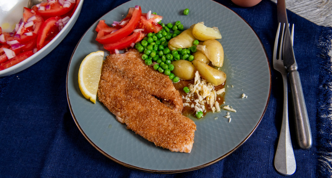 Rödstrimman vänds i lite grahamsmjöl, salt och peppar samt steks knaprig och fin i lite smör. 