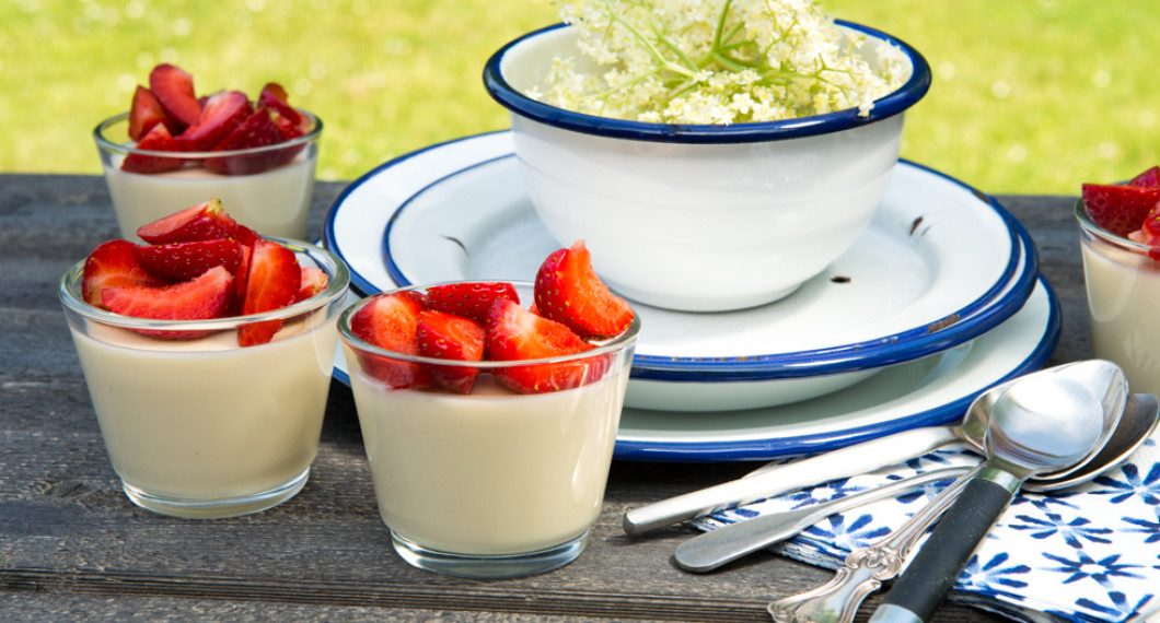 Enkel pannacotta smaksatt med flädersaft. Köp färdig flädersaft eller gör egen. 