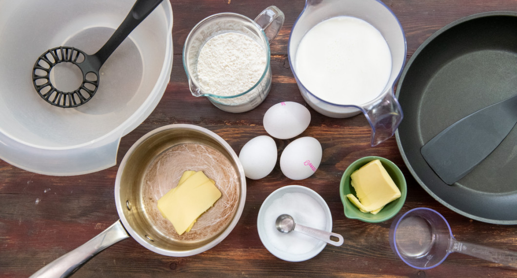 Ingredienser till pannkakorna: Smör, vetemjöl, ägg, mjölk och salt. 