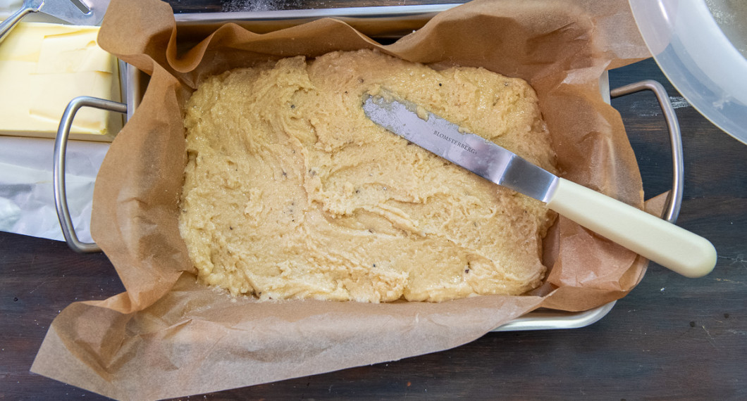 Bred ut smeten i en panna på 20x30 cm klädd med bakplåtspapper. 