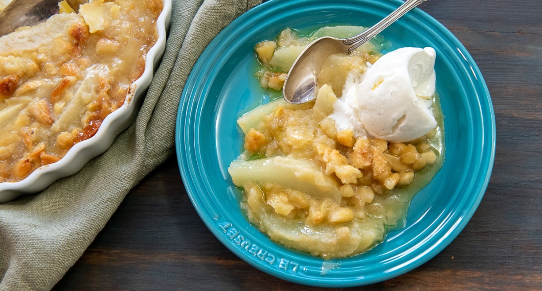 Låt svalna något och servera med vaniljglass eller vaniljsås. 