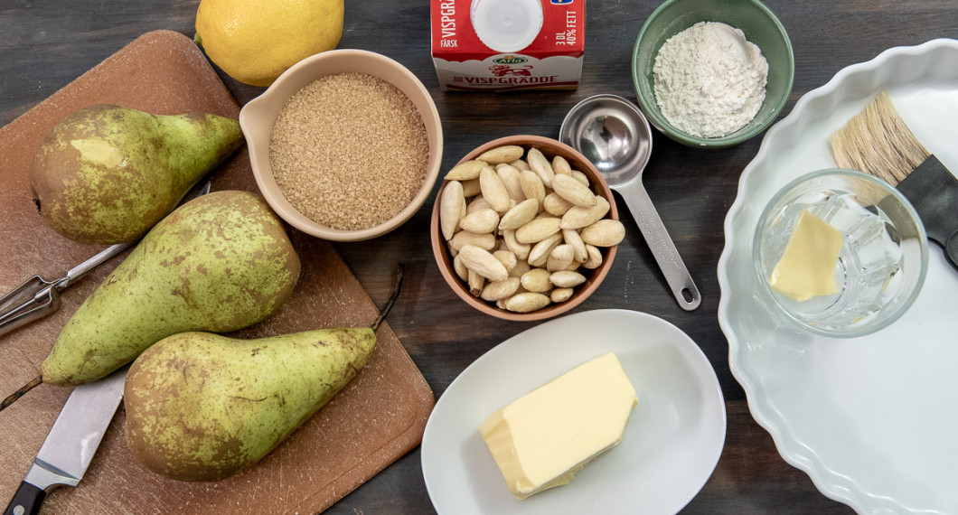 Till pajen behöver du päron, citron, rörsocker eller strösocker, grädde, mandel, smör och vetemjöl. 