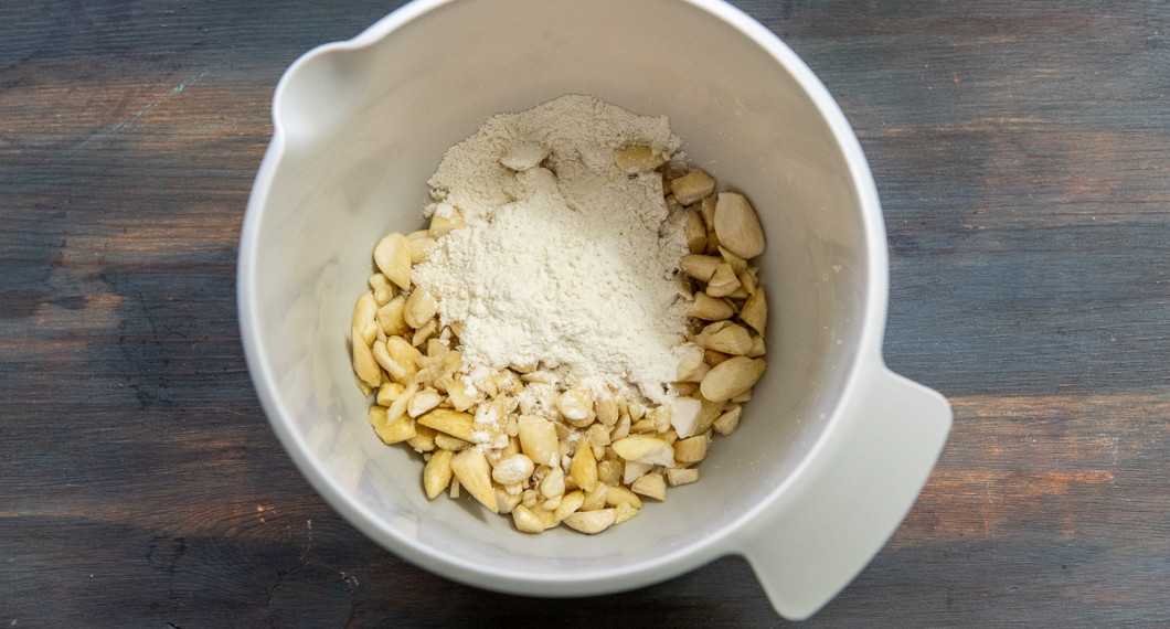 Blanda mandel och mjöl i en bunke. 
