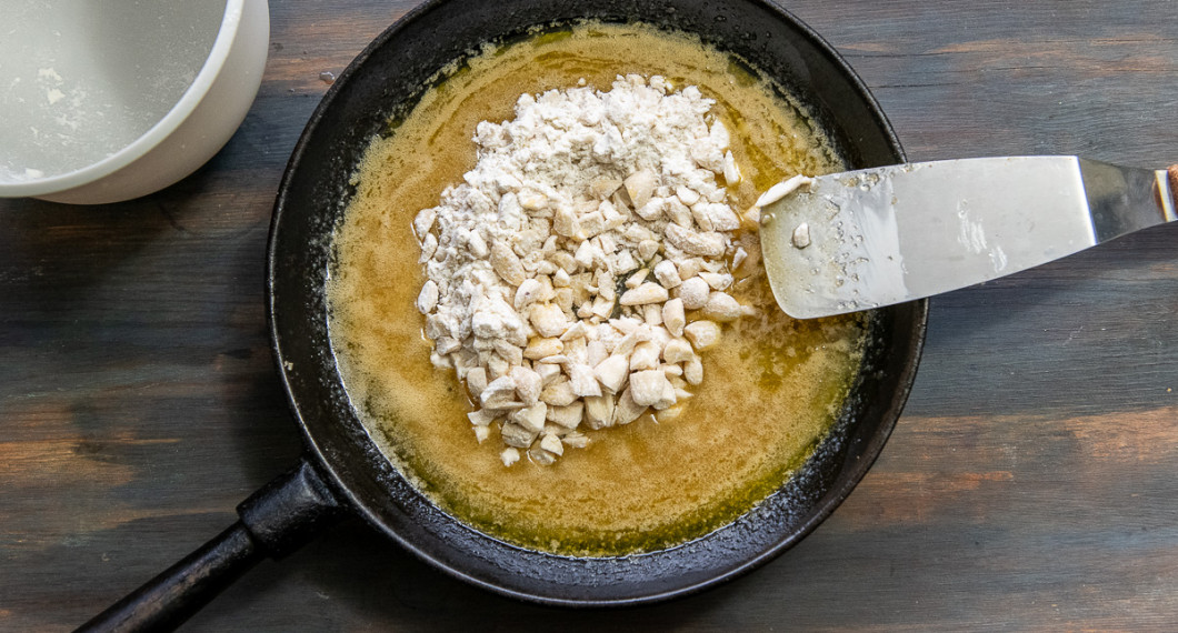 Smält smör, socker och grädde under omrörning. Tillsätt mandel och mjöl. 