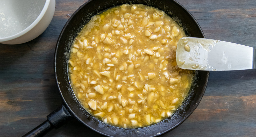 Rör ihop till en toscasmet. Sätt åt sidan.