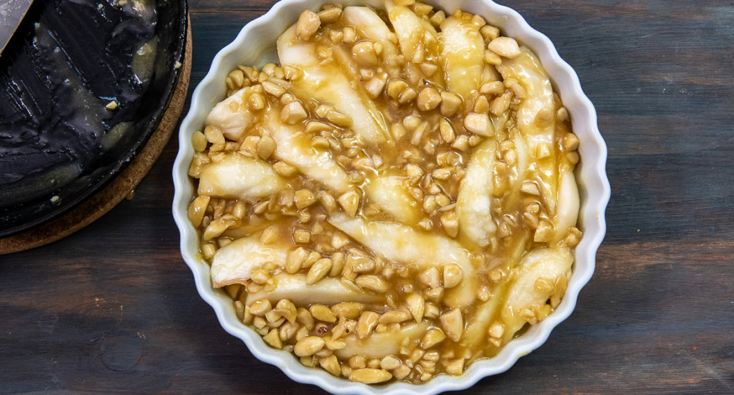 Fördela toscasmeten över päronen. 