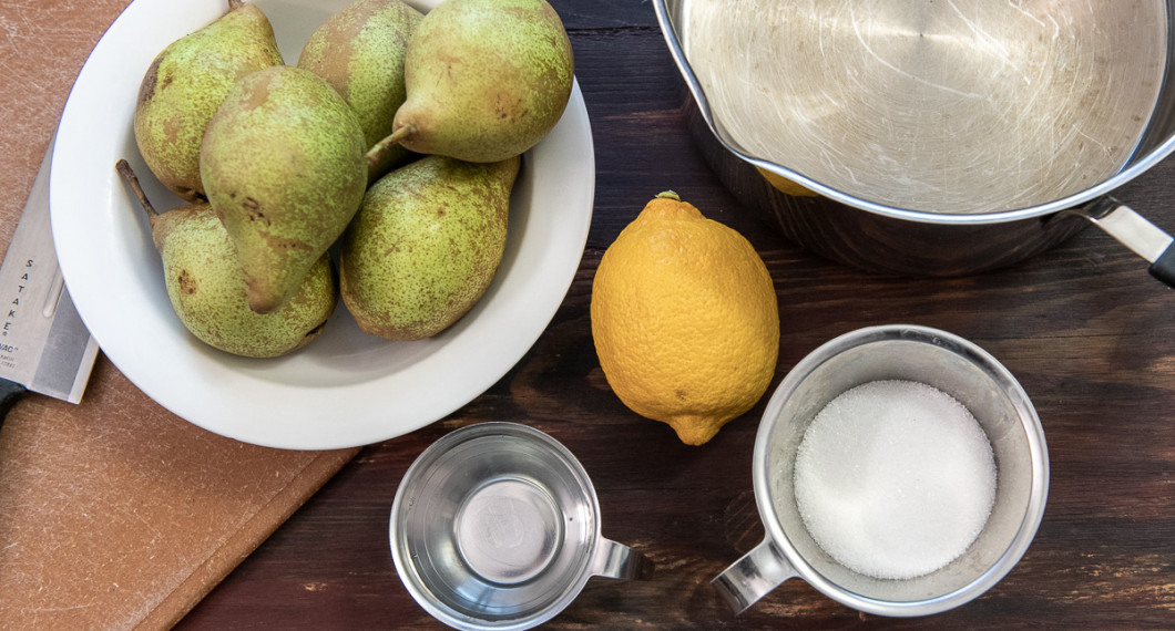 Till kompotten behöver du päron, citron, socker och vatten. 