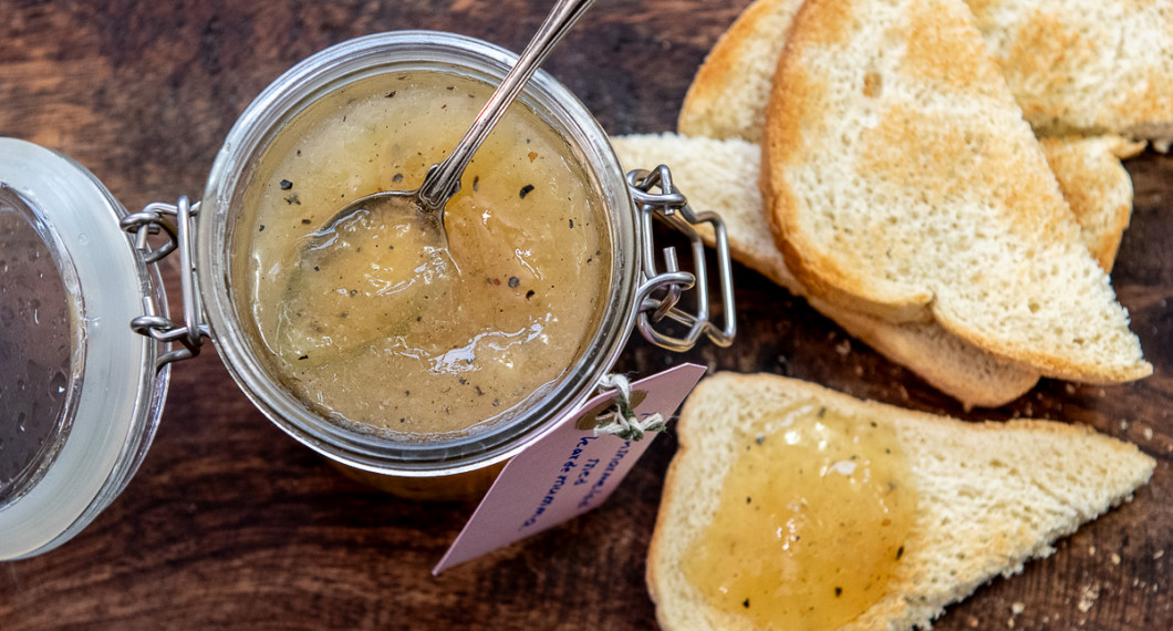Päronmarmeladen passar som vanlig marmelad på rostmackan men också till festlig ostbricka eller present. 