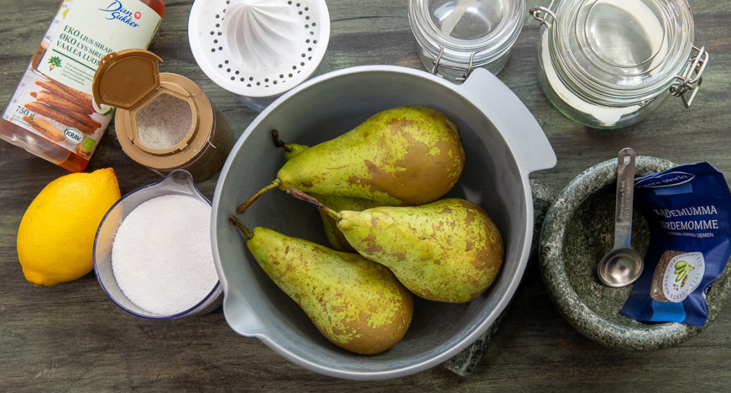 Till marmeladen behöver du citron, sirap, syltsocker, vaniljsocker, päron och kardemumma. 