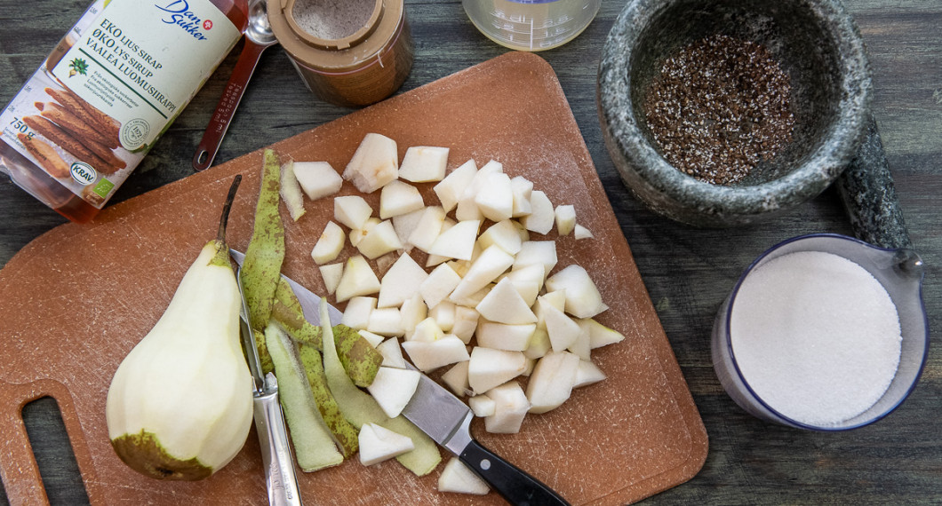 Skölj, skala och skär päronet i bitar. 
