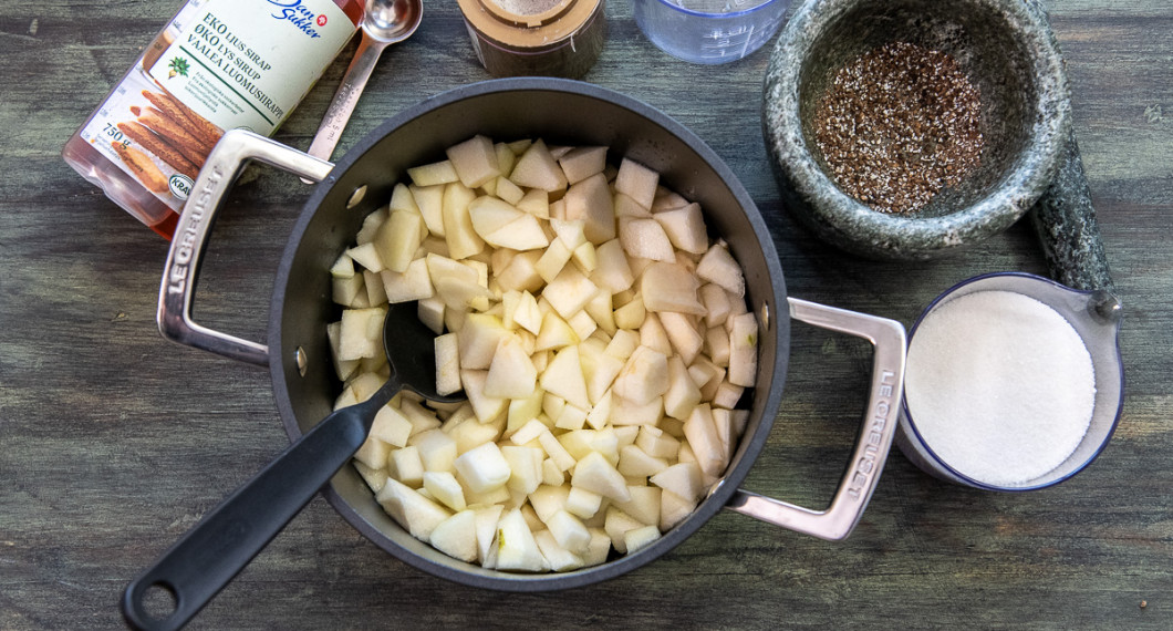 Lägg i en tjockbottnad kastrull. Tillsätt pressad citron och vänd runt. 