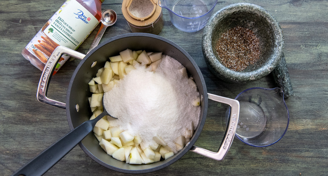 Tillsätt syltsocker. 